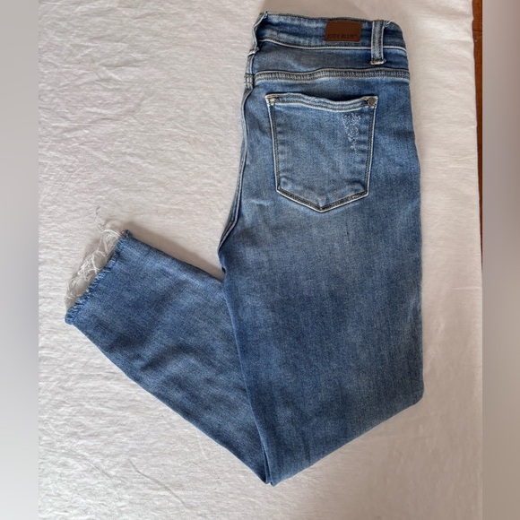Judy Blue Denim - Women’s Judy Blue Slim Fit Ragged Hem Jeans Size 5(27)